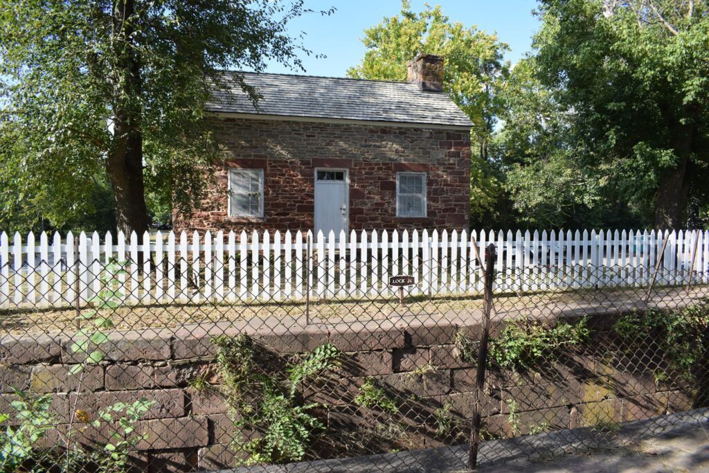 Riley’s Lockhouse beside the canal, framed by autumn trees.