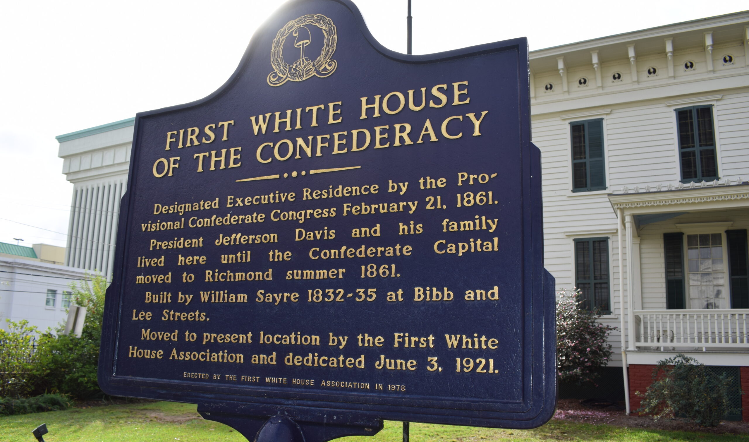 Historic marker for the First White House of the Confederacy standing in front of the preserved house museum in Montgomery, Alabama.